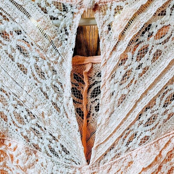 Torrid PlusโSize Babydoll Lace Crew Neck Sharkbite Hem Top 1X - Picture 4 of 16